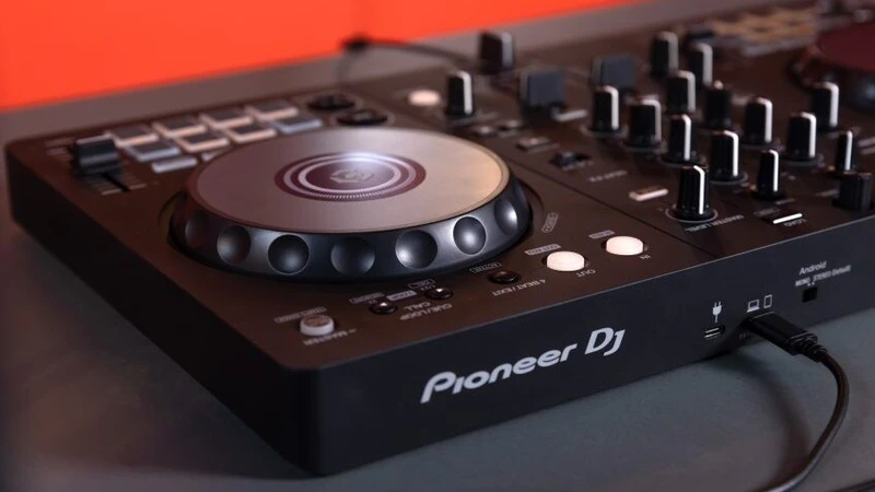 دستگاه پایونیر FLX4 برای چه کسانی مناسب است؟